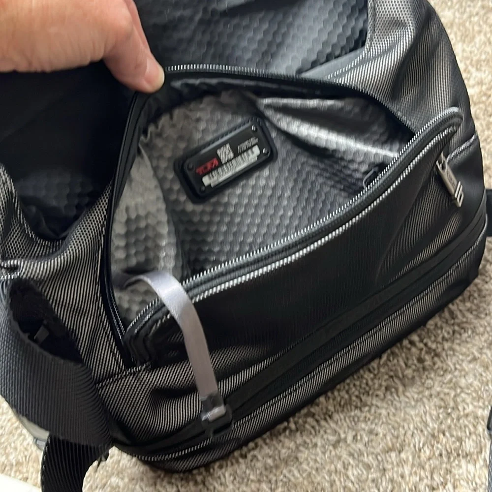 TUMI ALPHA BRAVO TRAVIS CROSSBODY MESSENGER BAG BLACK GREY IN REFLECTIVE SILVER